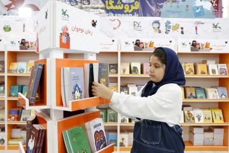 اهدای بیش از ۵۵۰ جلد کتاب کودک و نوجوان به کتابخانه‌های طارم