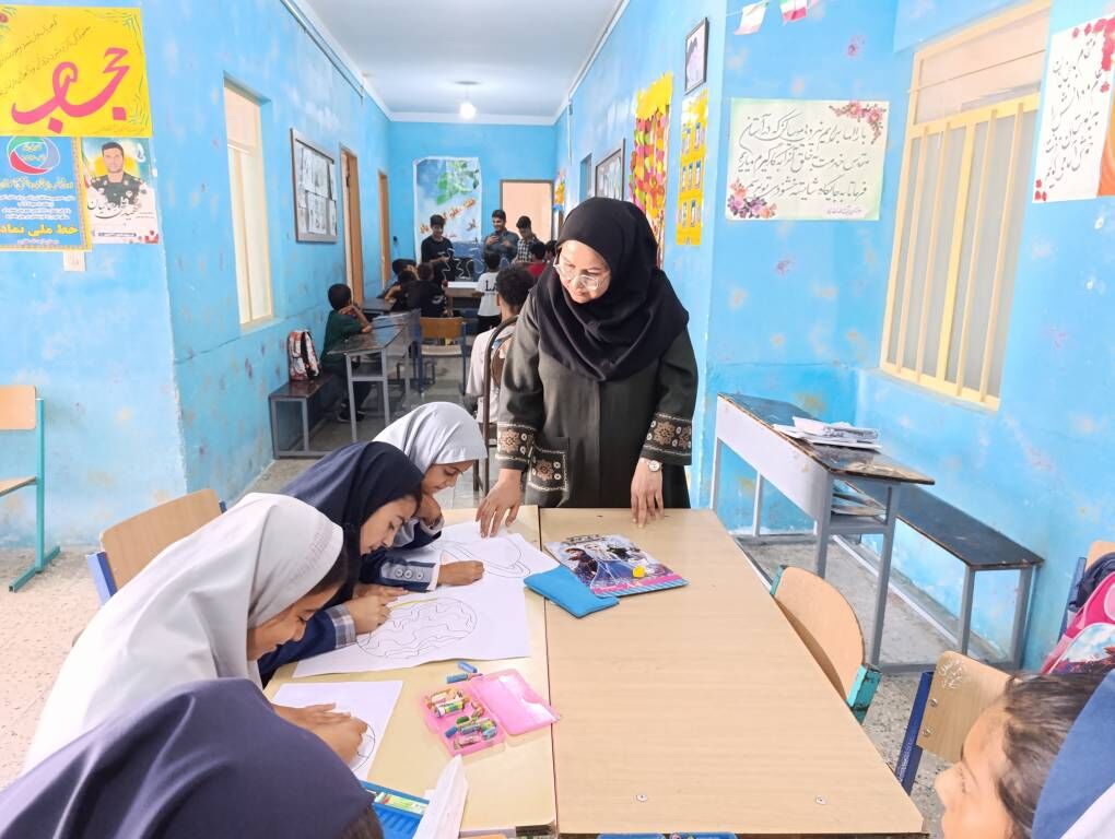 1297899-2 دانشآموزان روستاهای جهرم با پیک امید، همسفر ستارگان شدند