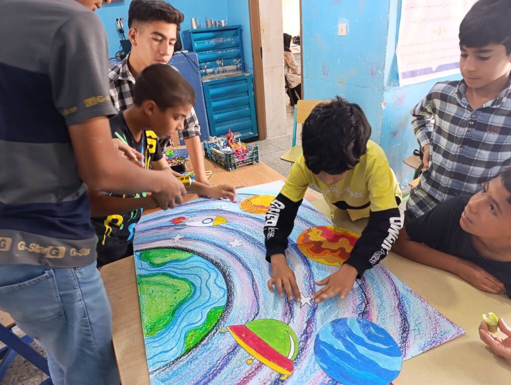 1297900-2 دانشآموزان روستاهای جهرم با پیک امید، همسفر ستارگان شدند