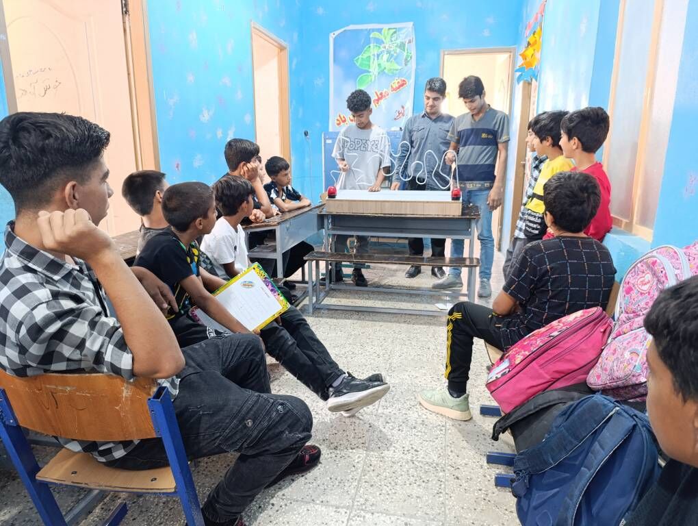 1297901-2 دانشآموزان روستاهای جهرم با پیک امید، همسفر ستارگان شدند