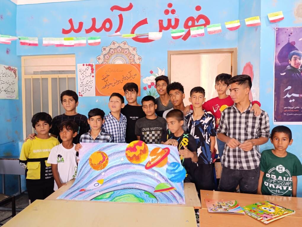 1297903-2 دانشآموزان روستاهای جهرم با پیک امید، همسفر ستارگان شدند