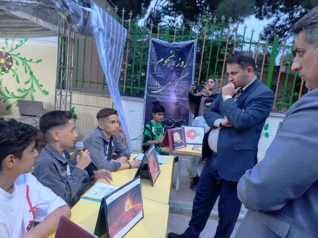 1298131-2 مراسم بزرگداشت روز جهانی نجوم در مرکز اسلامشهر۲ کانون استان تهران