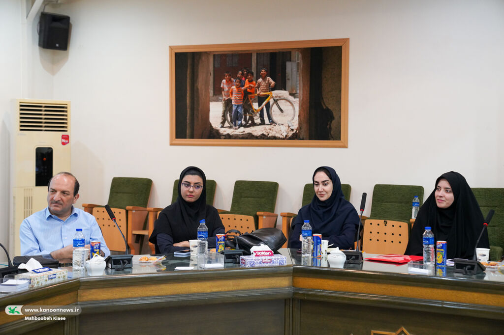 1298267-2 تبادل تجربه و انگیزه در نشست اعضای ارشد «باشگاه شعر قاف» کانون