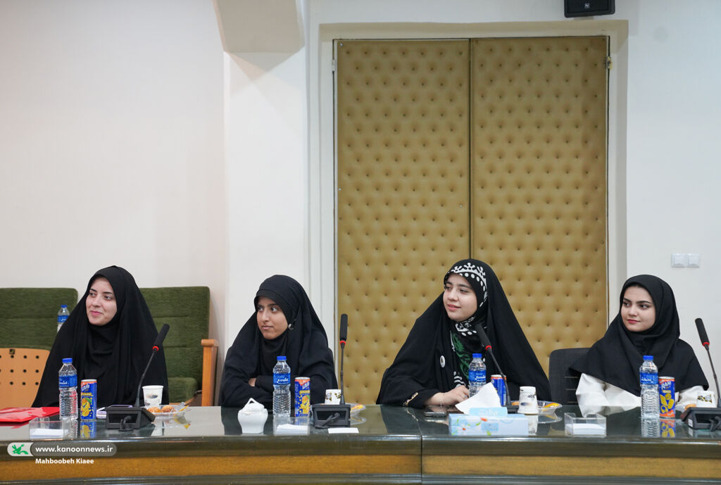 1298273-2 تبادل تجربه و انگیزه در نشست اعضای ارشد «باشگاه شعر قاف» کانون