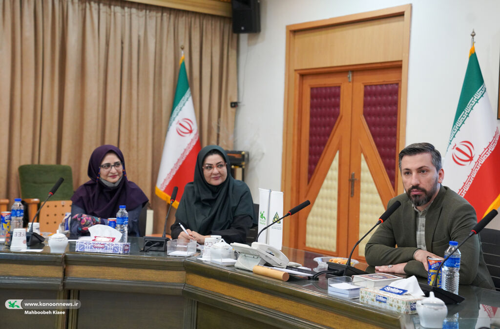 1298277-2 تبادل تجربه و انگیزه در نشست اعضای ارشد «باشگاه شعر قاف» کانون