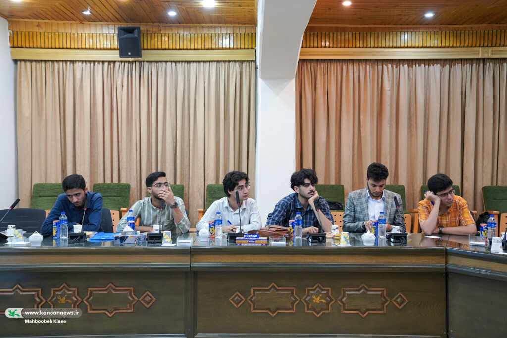 1298281-2 تبادل تجربه و انگیزه در نشست اعضای ارشد «باشگاه شعر قاف» کانون