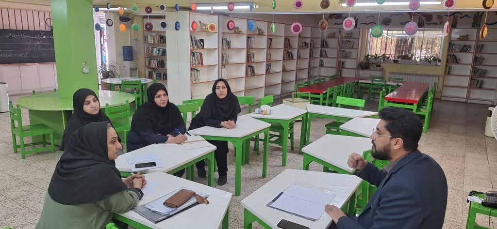 1298415 بازدید معاون فرهنگی استان از مرکز شماره ۴ مشهد