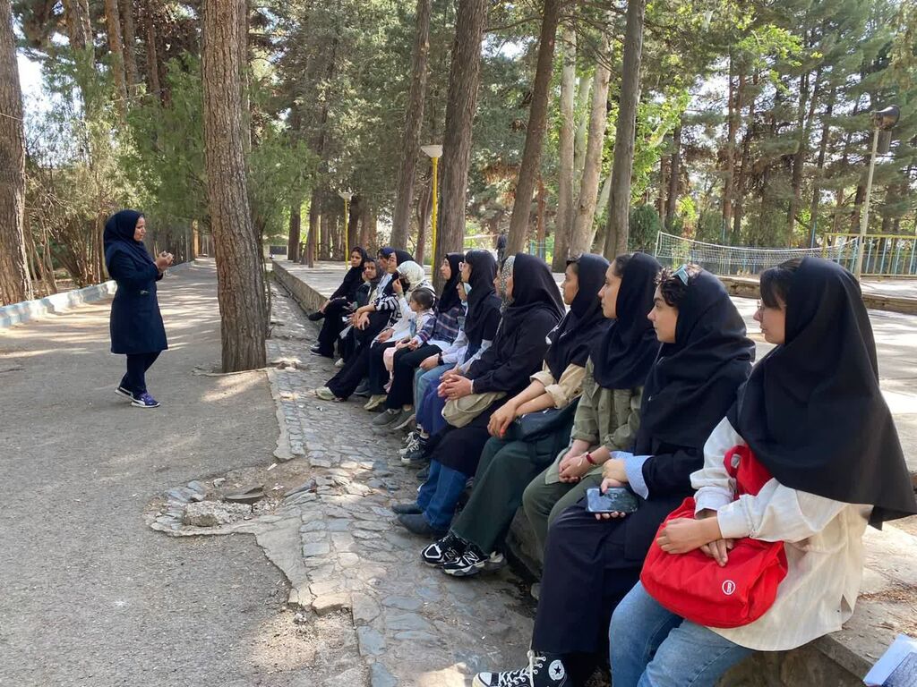 1298416 اعضای نوجوان هنرمند و ادیب کانون به اردوی باغرود رفتند