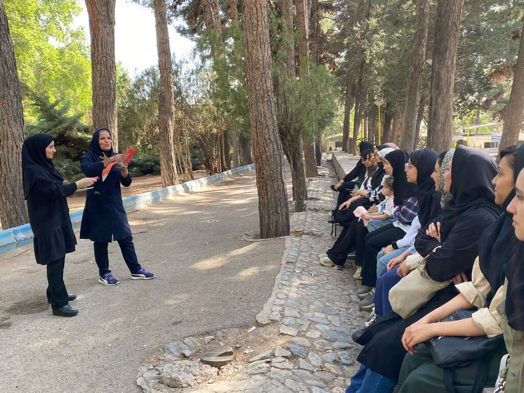 1298418 اعضای نوجوان هنرمند و ادیب کانون به اردوی باغرود رفتند