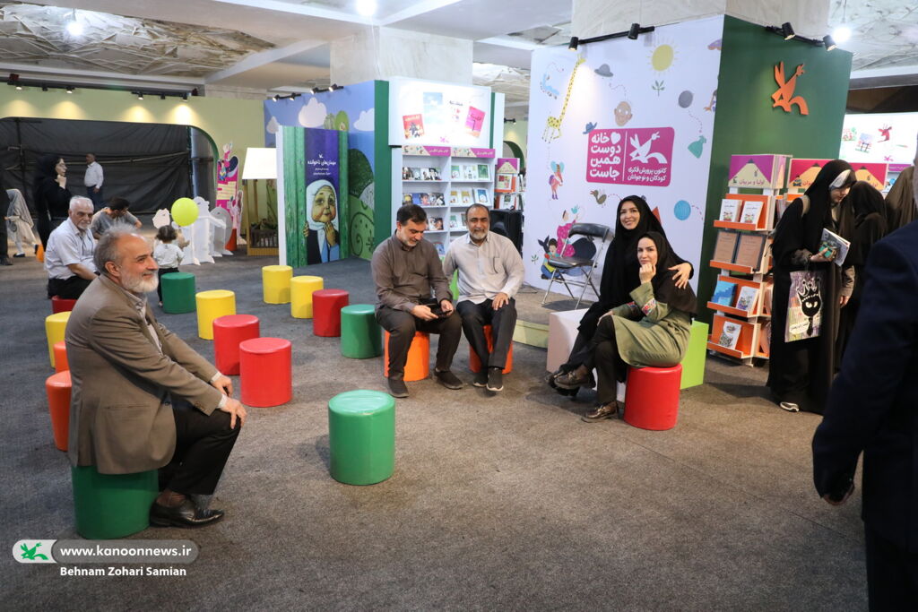 مربیان نطقه قوت غرفه کانون در نمایشگاه کتاب هستند