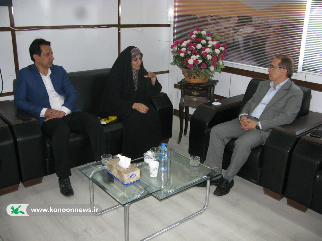 1298730 دیدار مدیرکل کانون استان بوشهر با فرماندار دیر