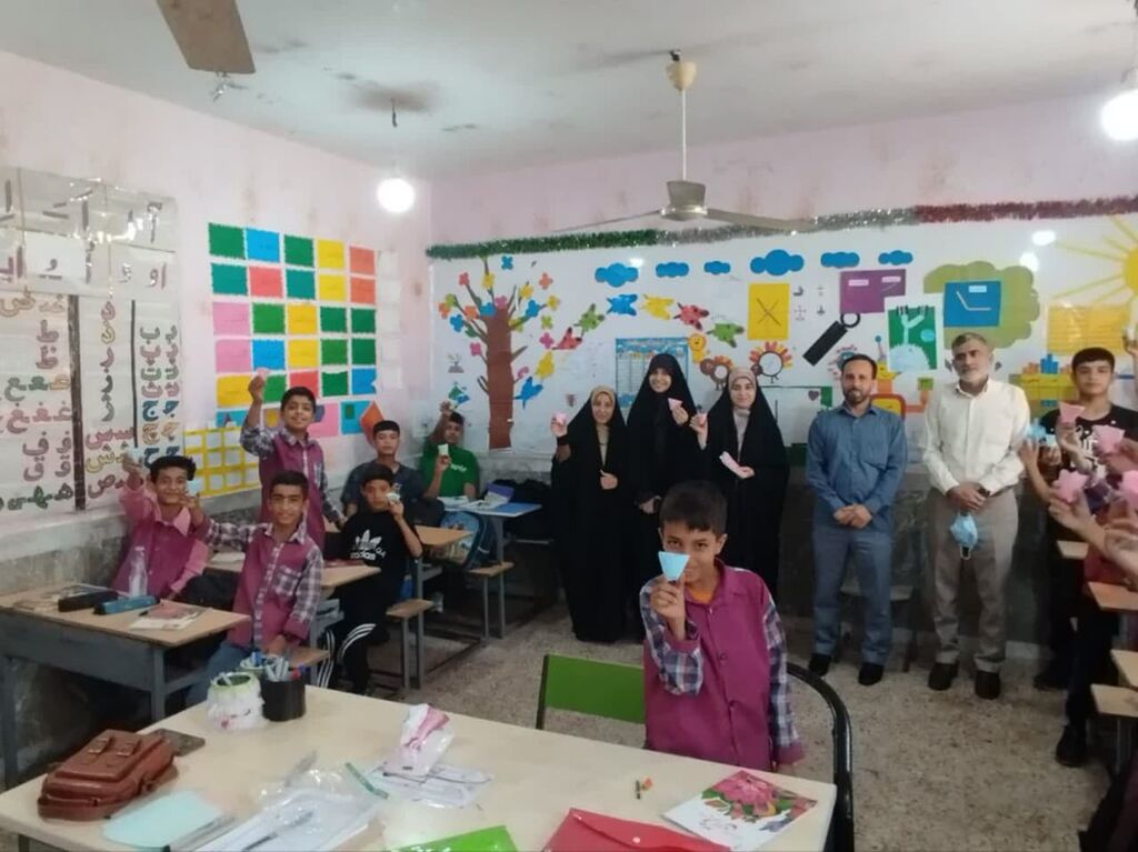 1298840 ویژه برنامه «پیک امید» کتابخانههای سیار کانون در روستای البصره اهواز