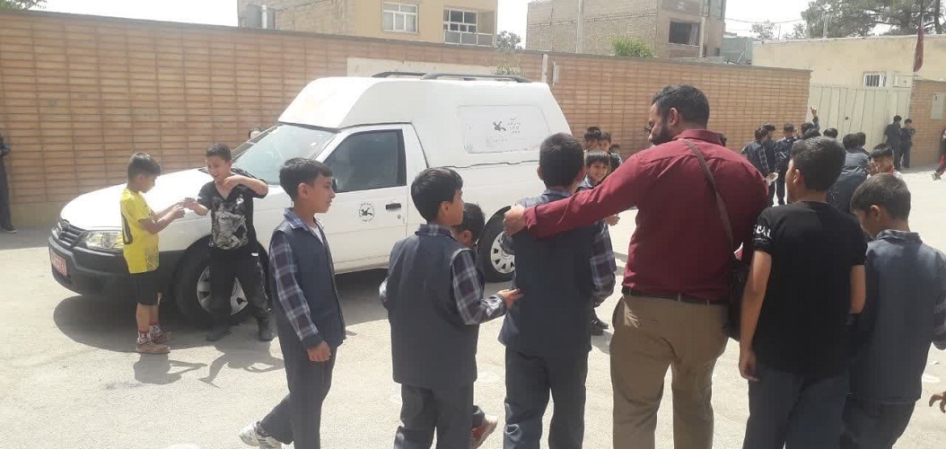 کتابخانه‌های سیار روستایی اصفهان و فریدون‌شهر در جمع شاد بچه‌های روستا