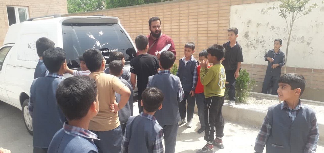 کتابخانه‌های سیار روستایی اصفهان و فریدون‌شهر در جمع شاد بچه‌های روستا