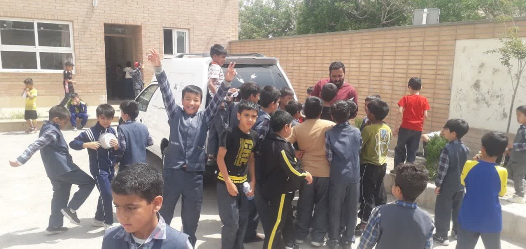 کتابخانه‌های سیار روستایی اصفهان و فریدون‌شهر در جمع شاد بچه‌های روستا