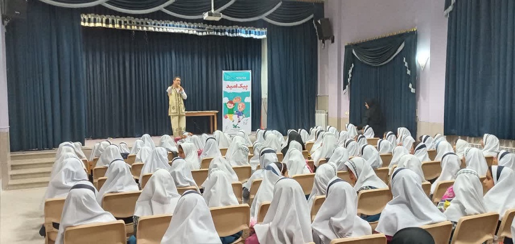 1298974 پیک امید کانون استان اصفهان به دبستان مصطفی مریخیپور شهر حبیبآباد رفت