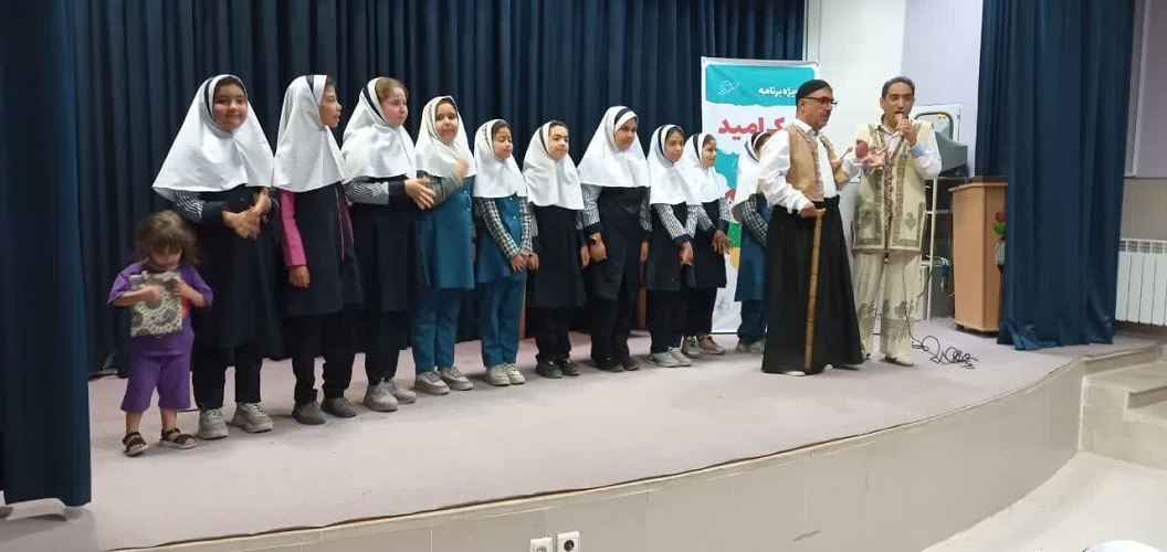 1298975 پیک امید کانون استان اصفهان به دبستان مصطفی مریخیپور شهر حبیبآباد رفت