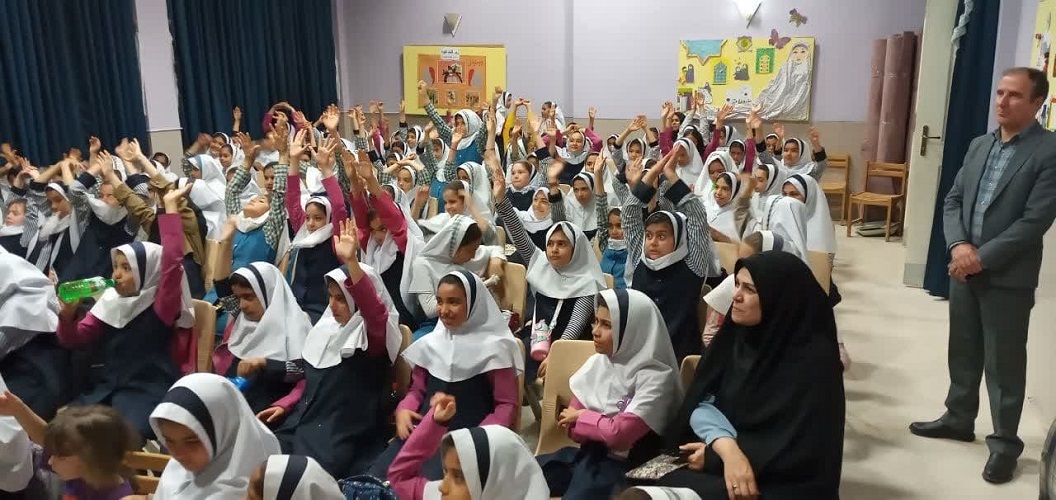 1298976 پیک امید کانون استان اصفهان به دبستان مصطفی مریخیپور شهر حبیبآباد رفت