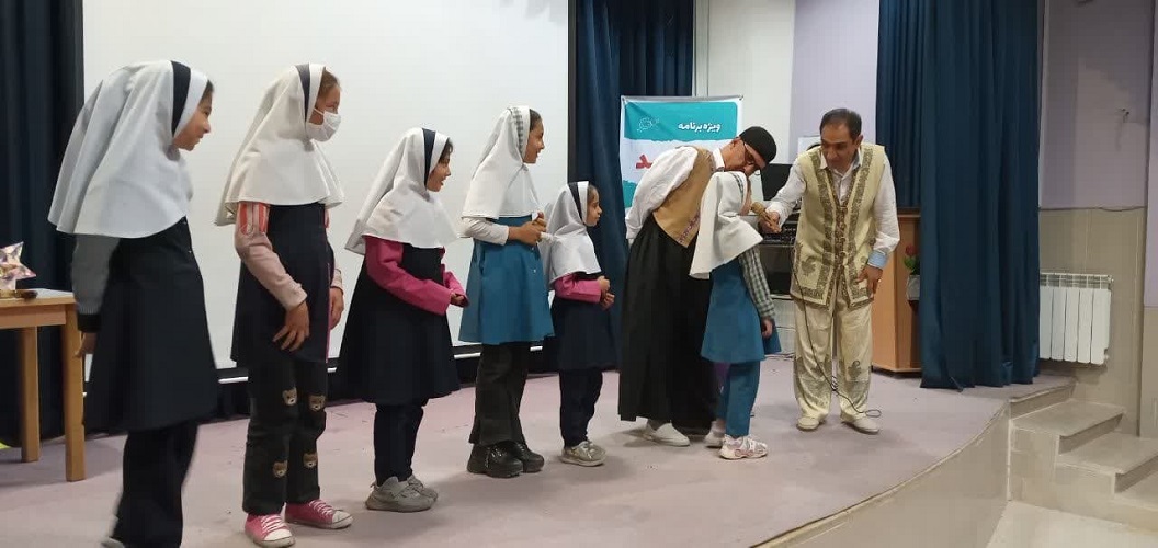 1298977 پیک امید کانون استان اصفهان به دبستان مصطفی مریخیپور شهر حبیبآباد رفت