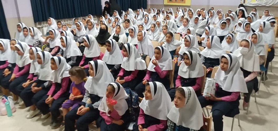 1298979 پیک امید کانون استان اصفهان به دبستان مصطفی مریخیپور شهر حبیبآباد رفت