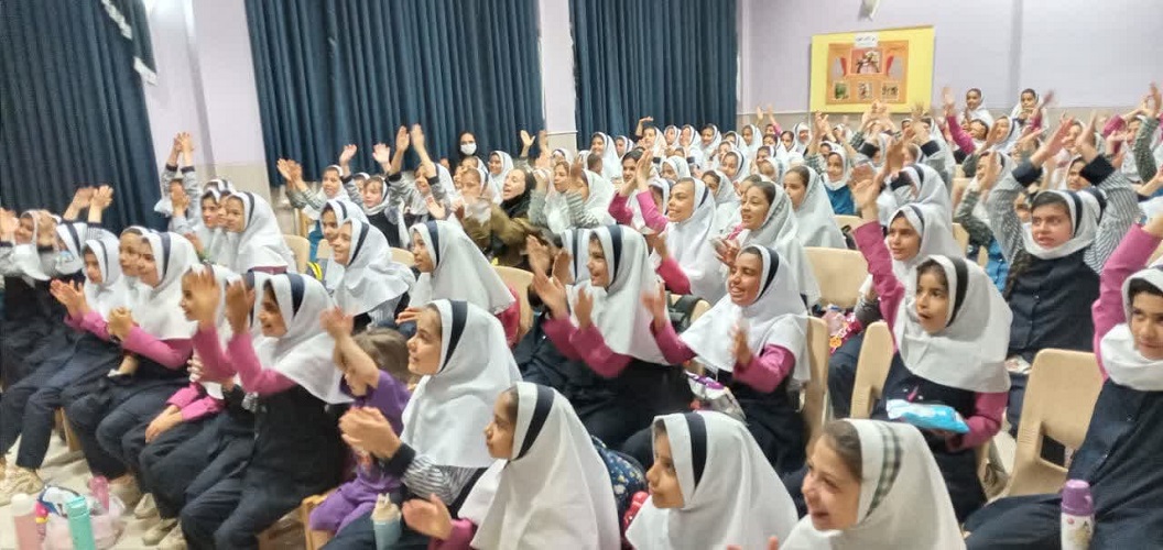 1298980 پیک امید کانون استان اصفهان به دبستان مصطفی مریخیپور شهر حبیبآباد رفت