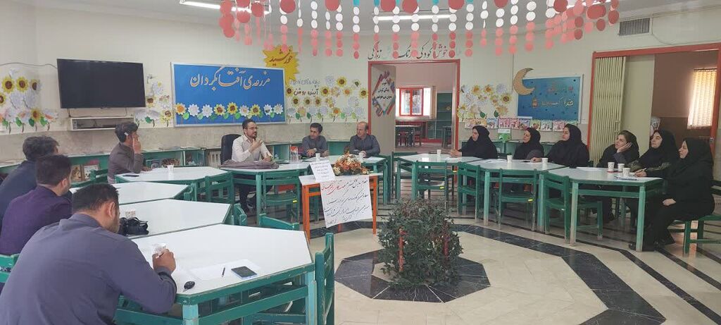 1299095 مربیان منطقه اورامانات کارگاههای تخصصی را گذراندند