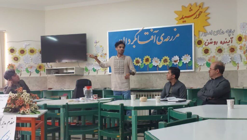 1299097 مربیان منطقه اورامانات کارگاههای تخصصی را گذراندند