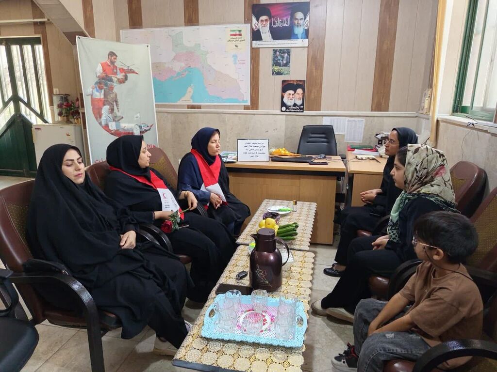 1299151 بازدید و تقدیر مسئول واعضا کانون حاجی آباد از هلال احمر شهرستان