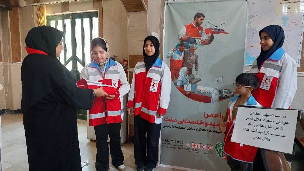 1299154 بازدید و تقدیر مسئول واعضا کانون حاجی آباد از هلال احمر شهرستان