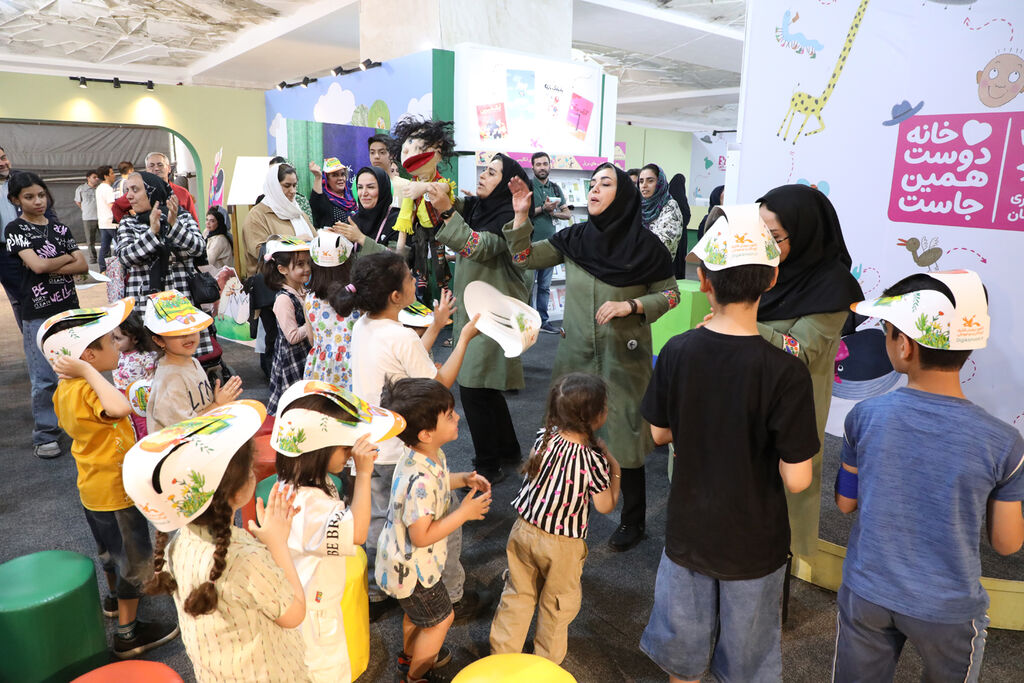 مربیان نطقه قوت غرفه کانون در نمایشگاه کتاب هستند