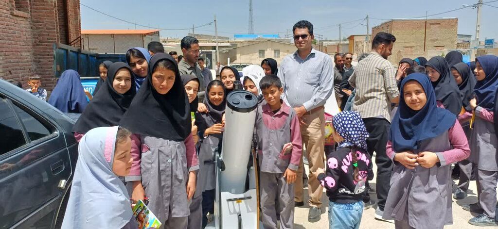 1299279 اجرای هفتاد و ششمین پیک امید کانون همدان با یاد شهید سلیمانی در روستای طراقیه