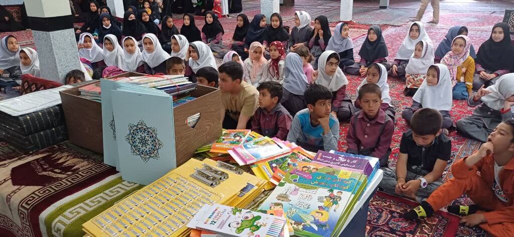 1299285 اجرای هفتاد و ششمین پیک امید کانون همدان با یاد شهید سلیمانی در روستای طراقیه