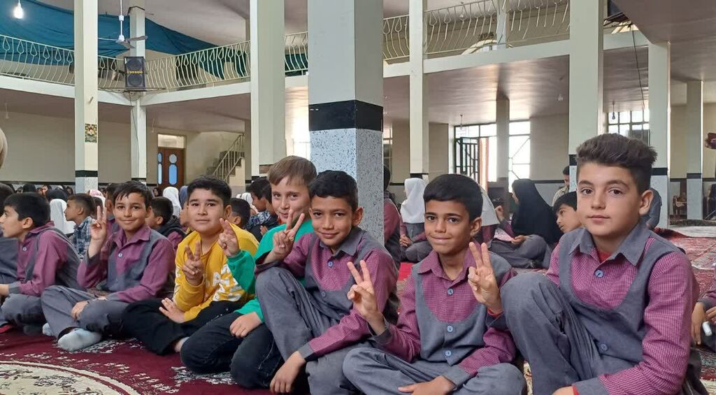 1299289 اجرای هفتاد و ششمین پیک امید کانون همدان با یاد شهید سلیمانی در روستای طراقیه