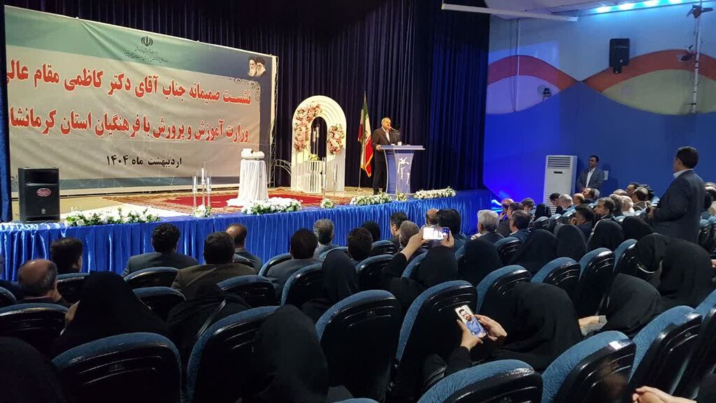 1299363 حضور کارکنان کانون کرمانشاه در نشست وزیر آموزش و پرورش با فرهنگیان استان