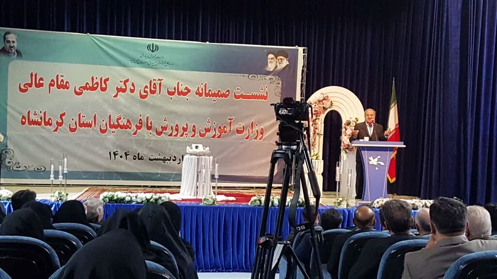 1299372 حضور کارکنان کانون کرمانشاه در نشست وزیر آموزش و پرورش با فرهنگیان استان