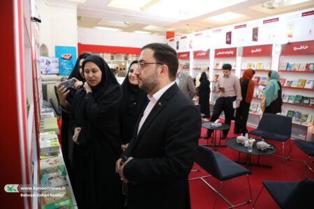 بازدید مدیرعامل کانون از غرفه‌های مختلف نمایشگاه بین‌المللی کتاب تهران