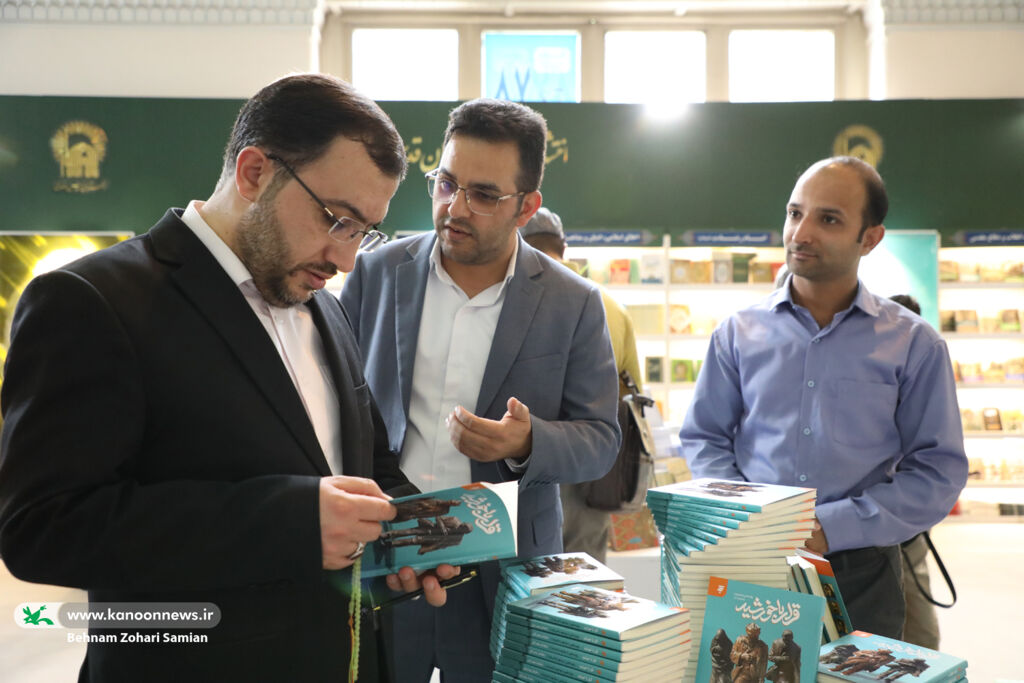 1299419-1 بازدید مدیرعامل کانون از غرفههای مختلف نمایشگاه بینالمللی کتاب تهران