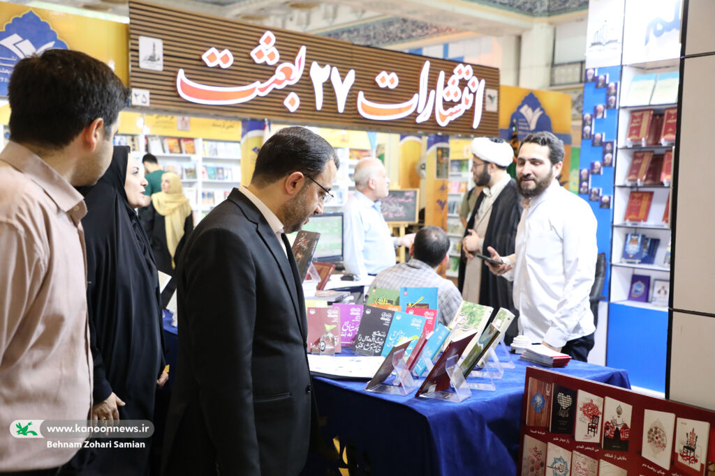 بازدید مدیرعامل کانون از غرفه‌های مختلف نمایشگاه بین‌المللی کتاب تهران