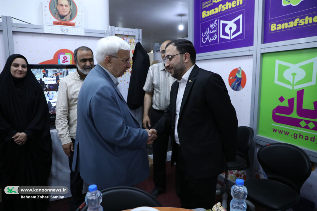 بازدید مدیرعامل کانون از غرفه‌های مختلف نمایشگاه بین‌المللی کتاب تهران