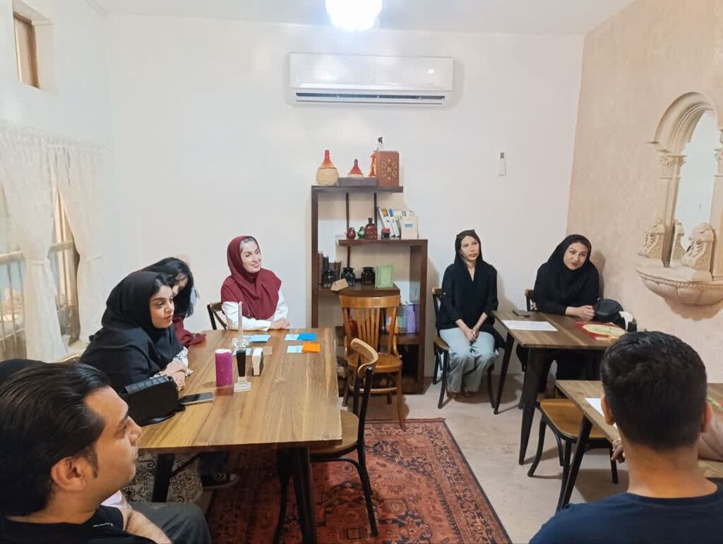 1299558 شبی آرام برای "قصههای ناتمام" در کافه لیح بندرعباس برگزار شد
