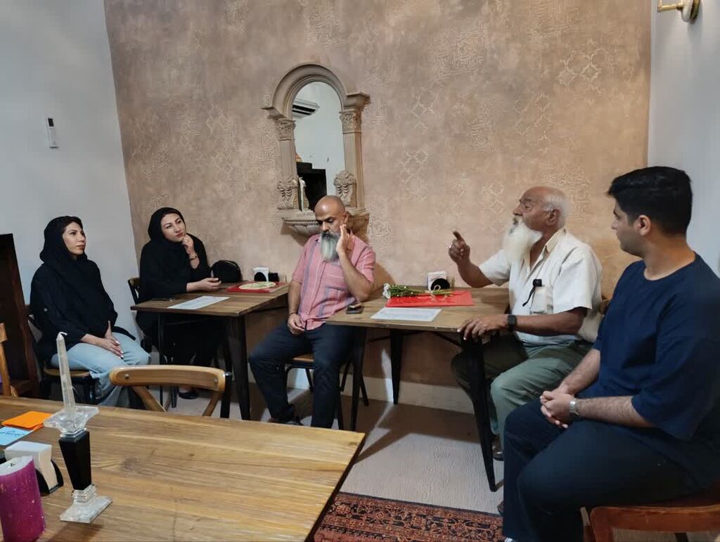 1299559 شبی آرام برای "قصههای ناتمام" در کافه لیح بندرعباس برگزار شد