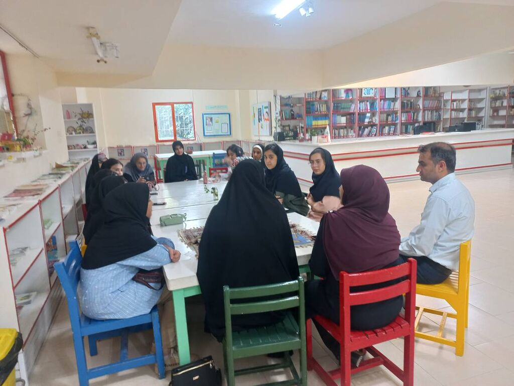 1299616 نشست تخصصی طنز در انجمن ادبی پرپرونک با حضور ندا پیروان