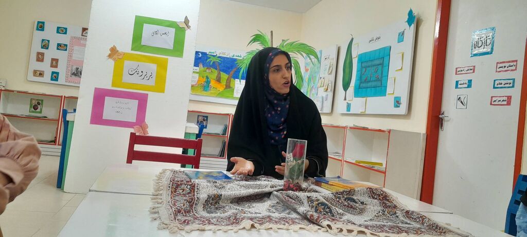 1299617 نشست تخصصی طنز در انجمن ادبی پرپرونک با حضور ندا پیروان