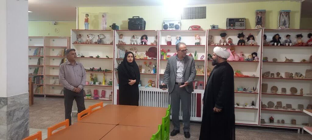 1299786 بازدید نماینده مجلس شورای اسلامی از مرکز فرهنگی، هنری کاشمر