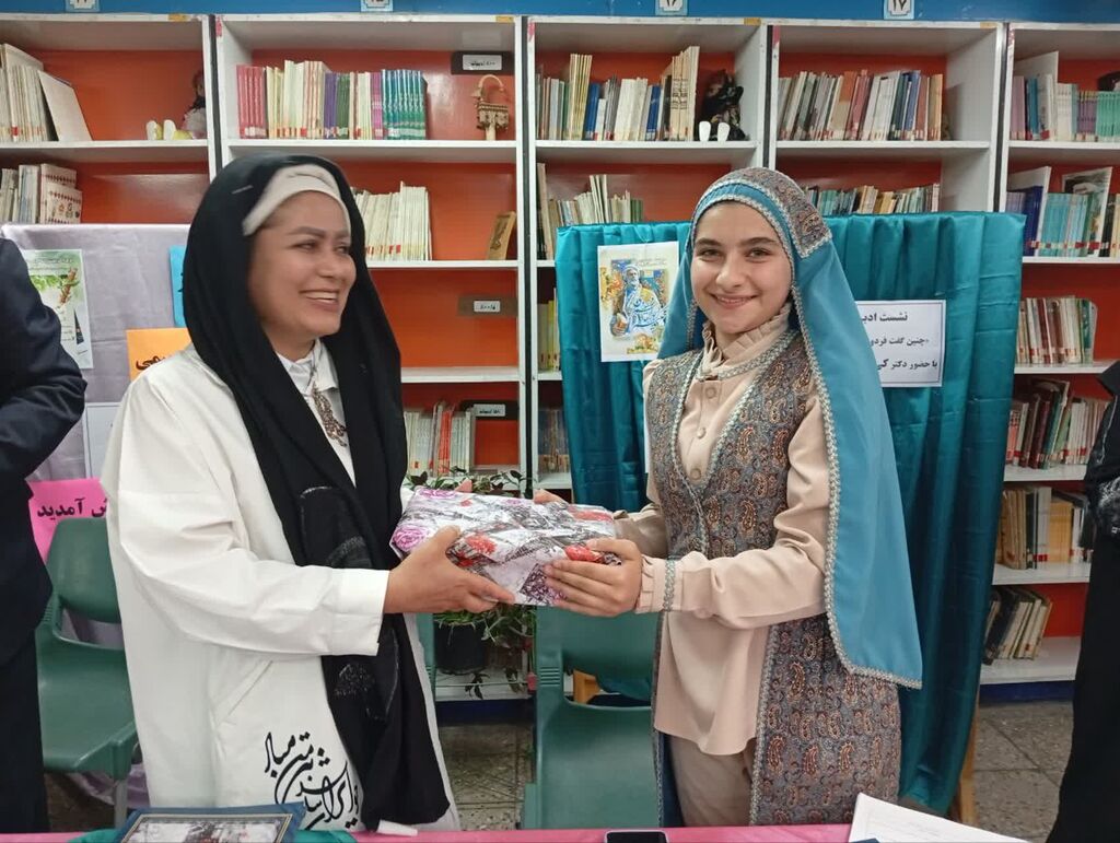 1299842 نشست «چنین گفت فردوسی پاکزاد» در مهدیشهر برگزار شد