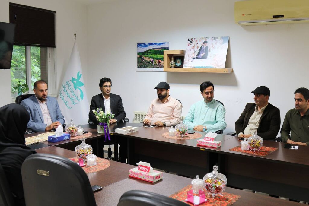 1300163 به مناسبت روز کتابخانههای سیار از مربیان سیار کانون مازندران تقدیر شد