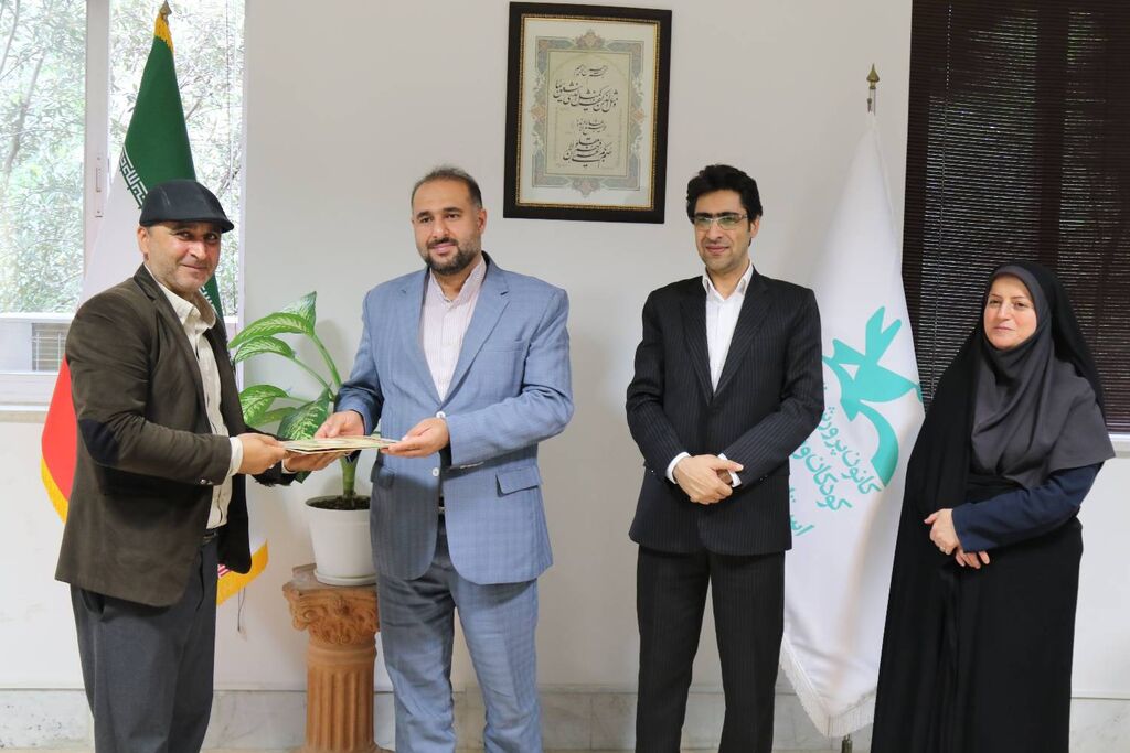 1300164 به مناسبت روز کتابخانههای سیار از مربیان سیار کانون مازندران تقدیر شد