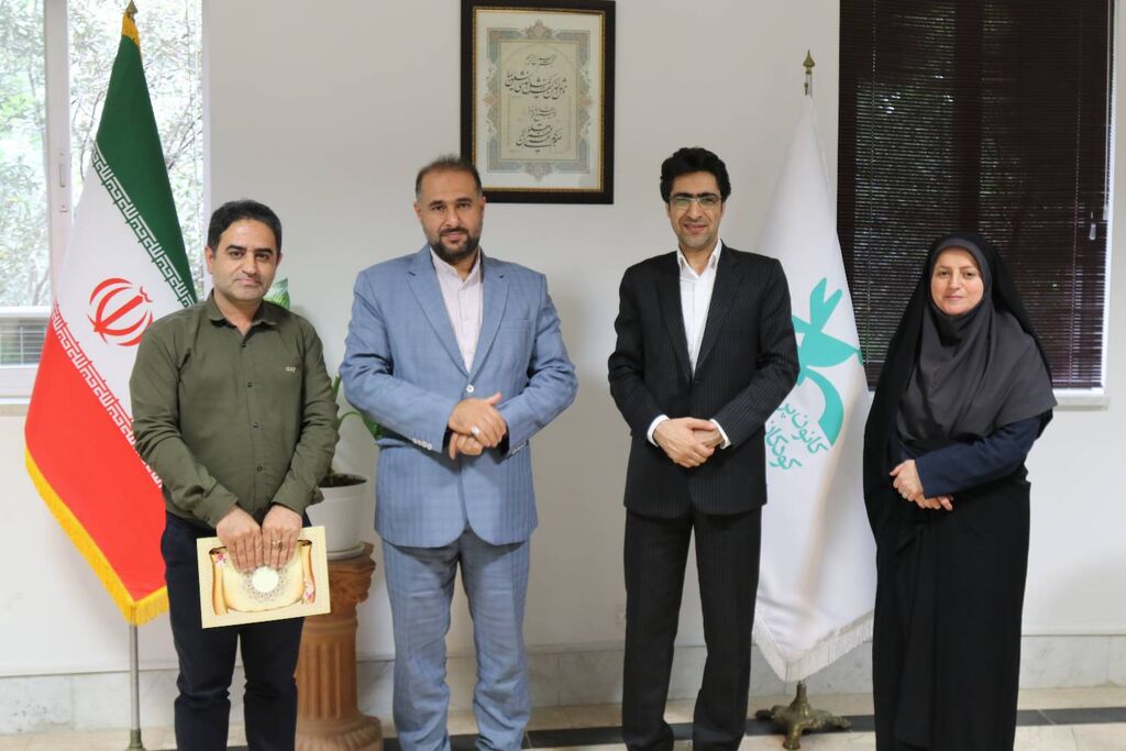 1300166 به مناسبت روز کتابخانههای سیار از مربیان سیار کانون مازندران تقدیر شد