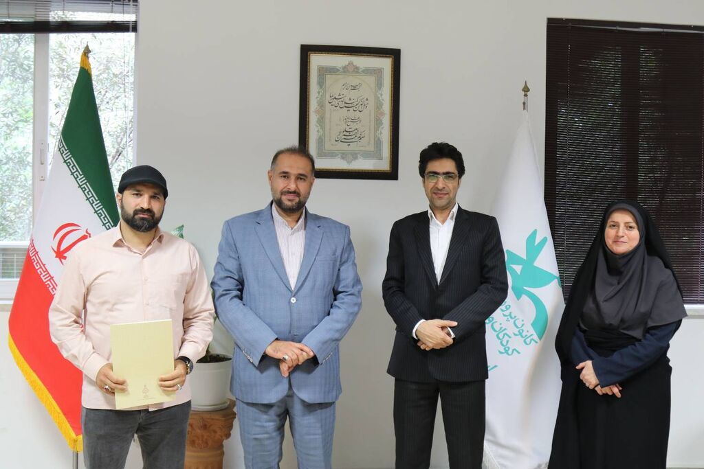 1300167 به مناسبت روز کتابخانههای سیار از مربیان سیار کانون مازندران تقدیر شد