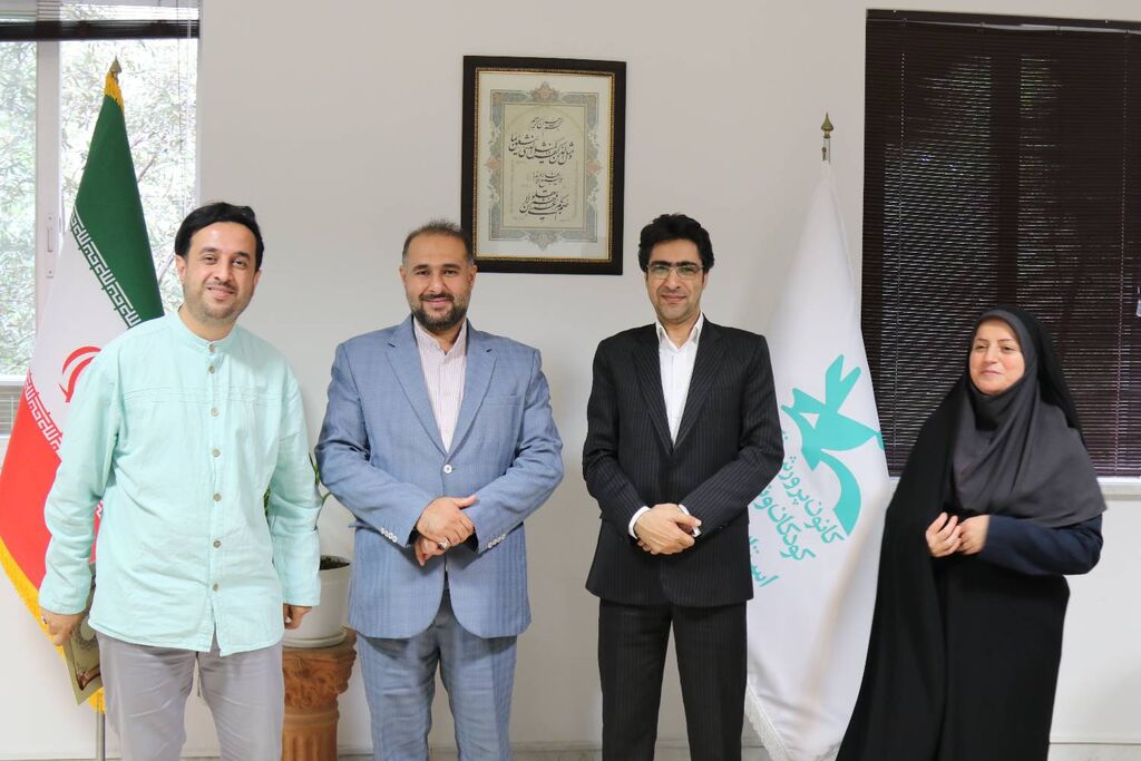 1300168 به مناسبت روز کتابخانههای سیار از مربیان سیار کانون مازندران تقدیر شد